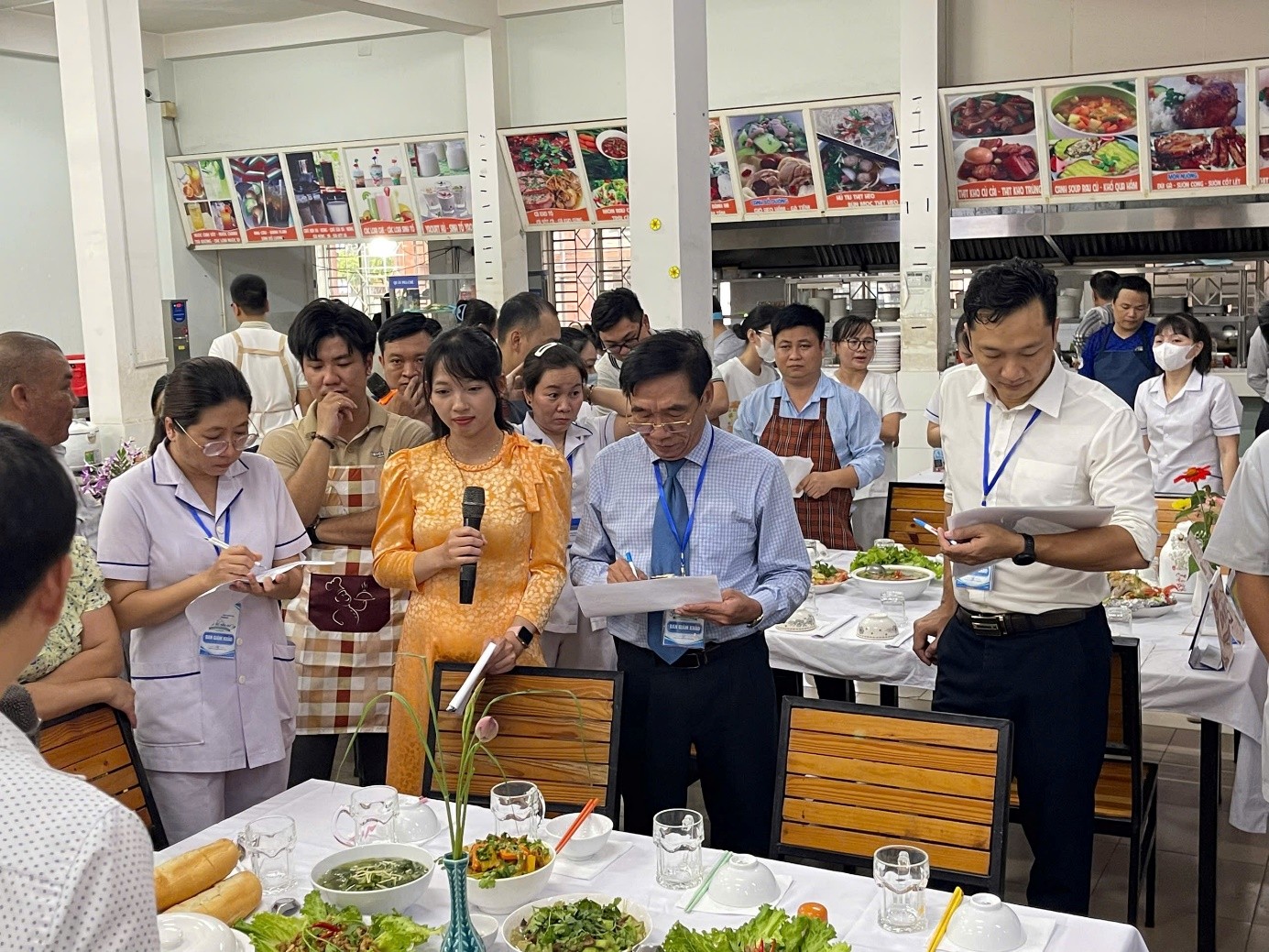 Ban Giám khảo đánh giá phần thi và đại diện các đội thuyết trình